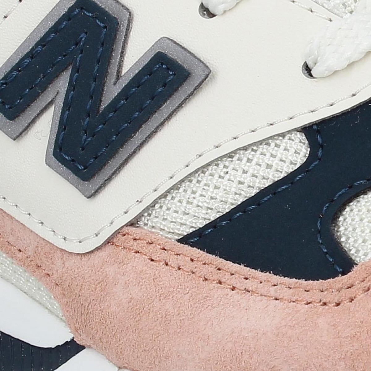 new balance rose et blanche Cinosural International School