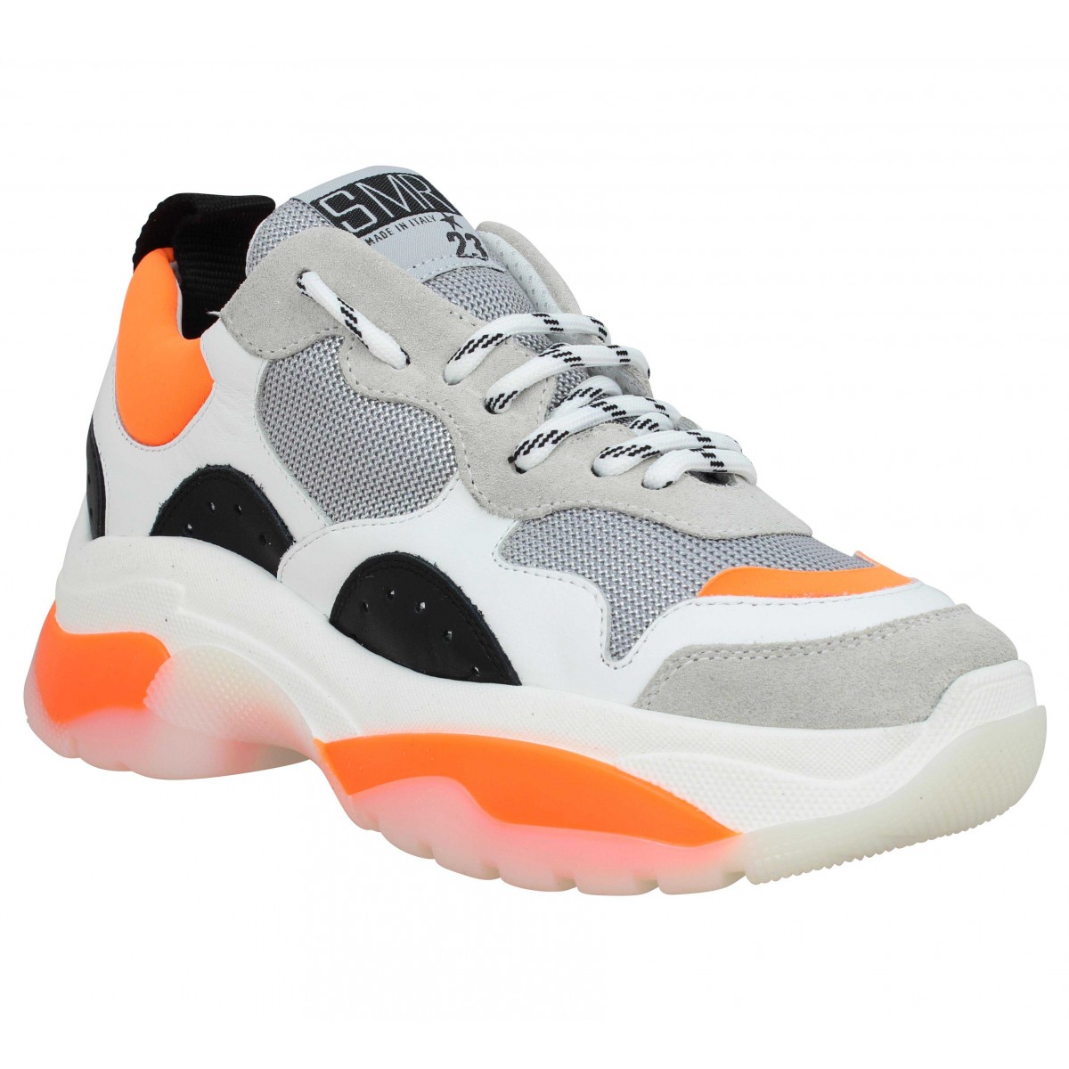 chaussure blanche et orange