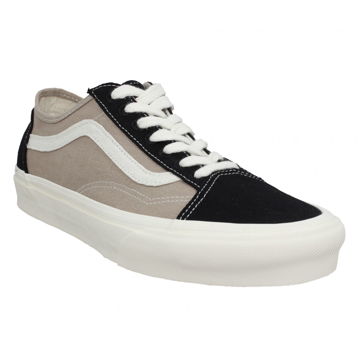 Vans Old Skool noires + chaussettes en résille = le bon look